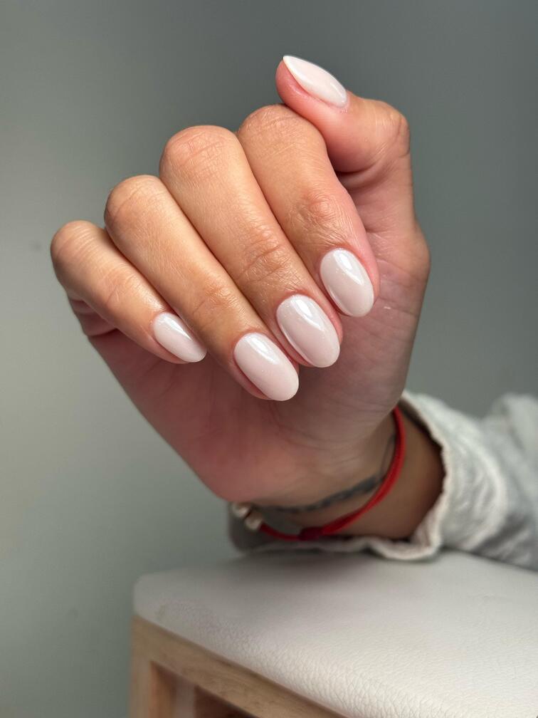 Manicura en gel y pedicura regular color nude, servicio en spa de belleza en Miami.